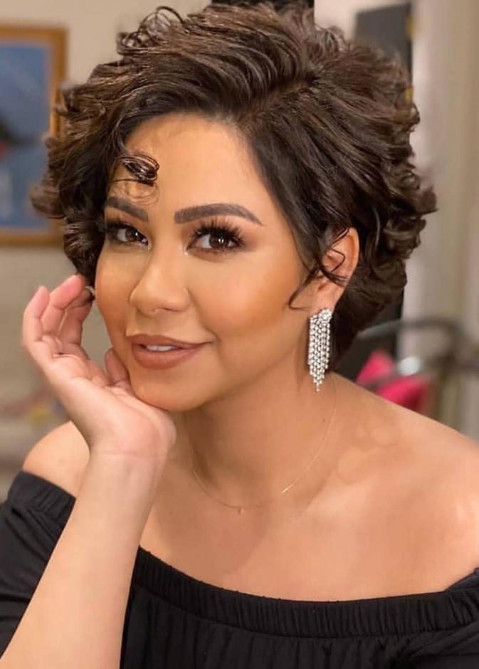 أحلام ترتدي مجوهرات كارتييه وديور