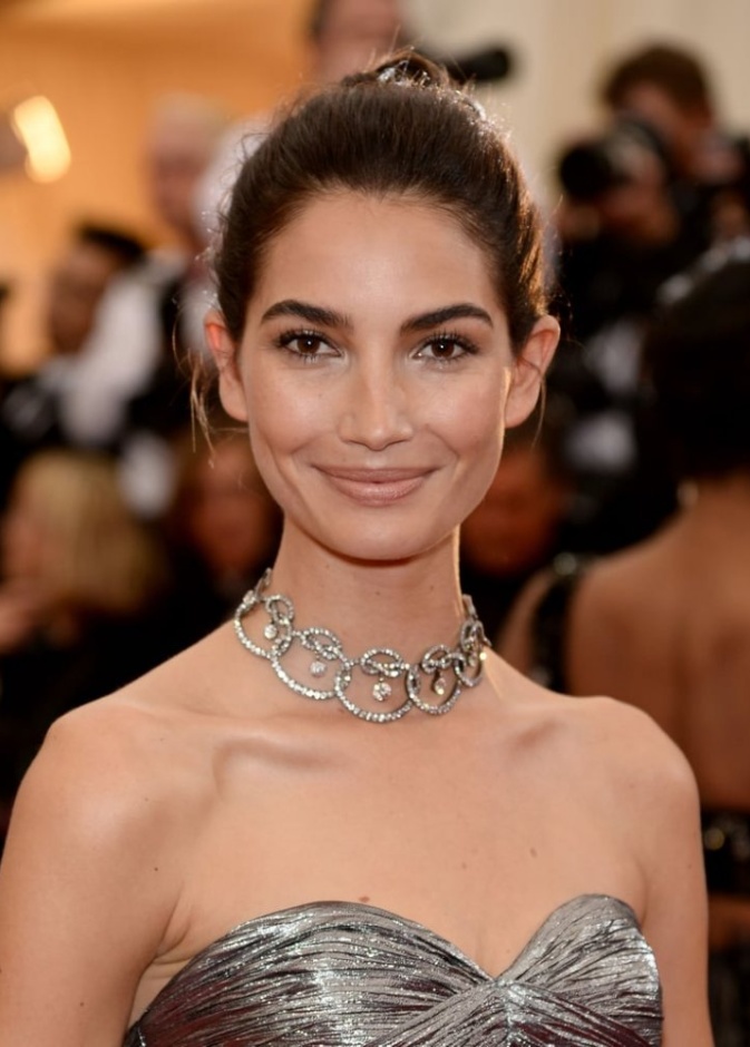  ليلي ألدريدج بفستان أحمر أنيق من ماركة Brandon Maxwell