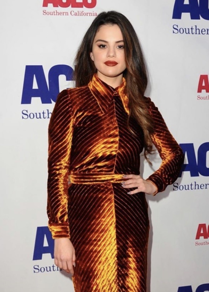 أحدث إطلالات سيلينا غوميز الجميلة في حفل عشاء Bill of Rights في بيفرلي هيلز 