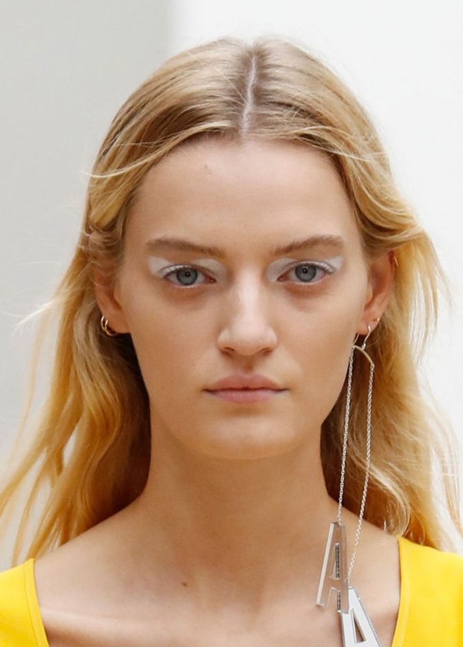 رسمات آيلاينر بيضاء هندسية وعريضة من دار Arthur Arbesser