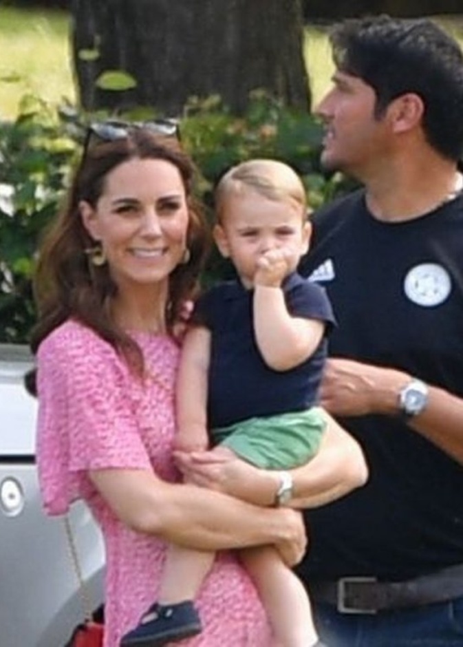 دوقة كمبريدج تصطحب الأمير لويس لعرض موسيقي بالدمى