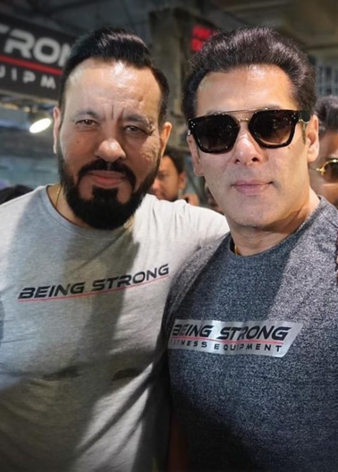 سلمان خان يحتفل بمرور 25 عام مع حارسه الشخصي الشهير شيرا