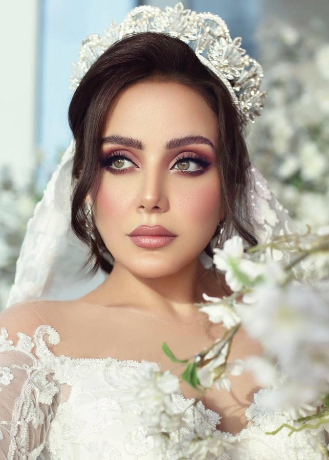 اختارت تسريحة الشينيون مع تاج ملكي