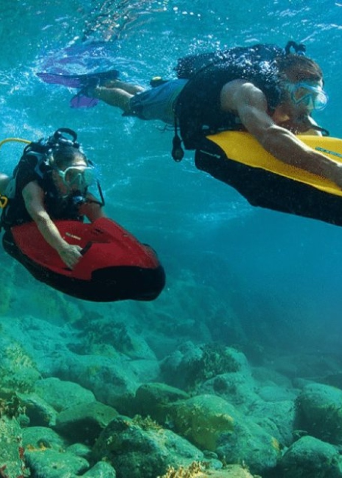 استخدم السكوتر للغوص تحت الماء في شرم ستيوارت