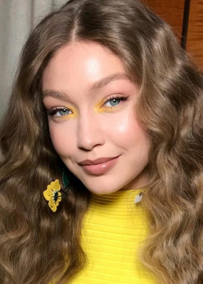 اختاري بأسلوب Gigi Hadid مكياج عيون بظلال باللون الاصفر الساحر