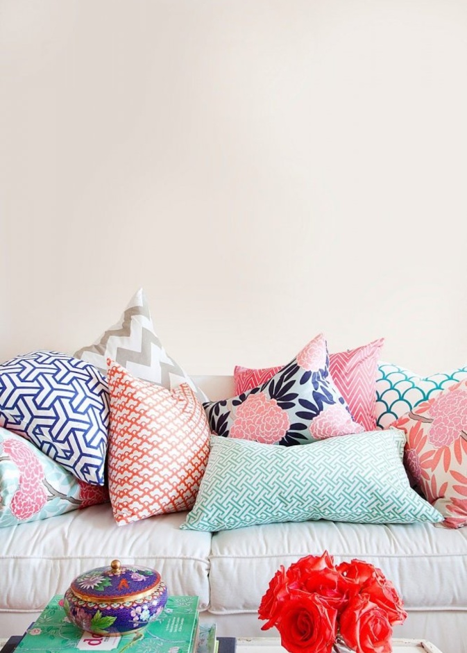 تصاميم الوسائد على الكنب تعطي ديكور غرفة المعيشة لمسة من الفخامة