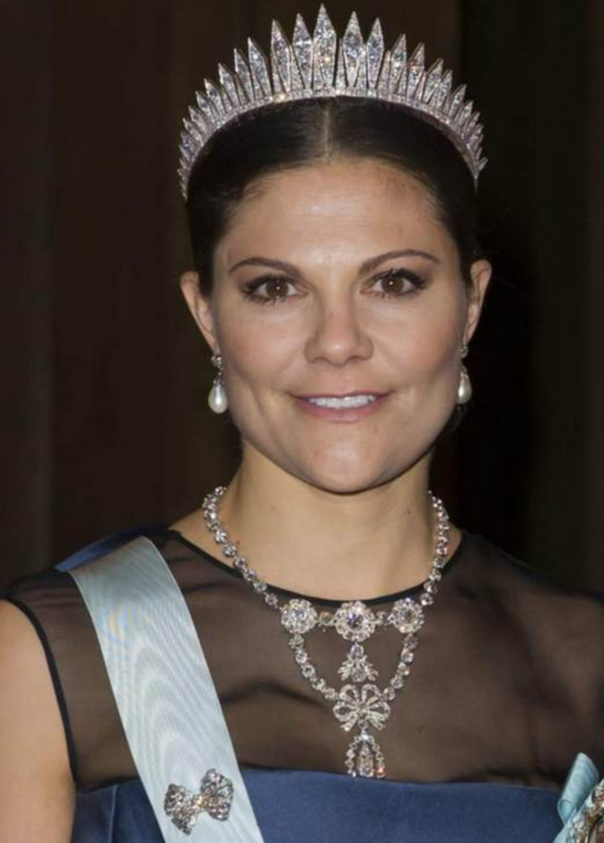 الملكة اليزابيث ترتدي بروش Queen Victoria's Bow Brooche