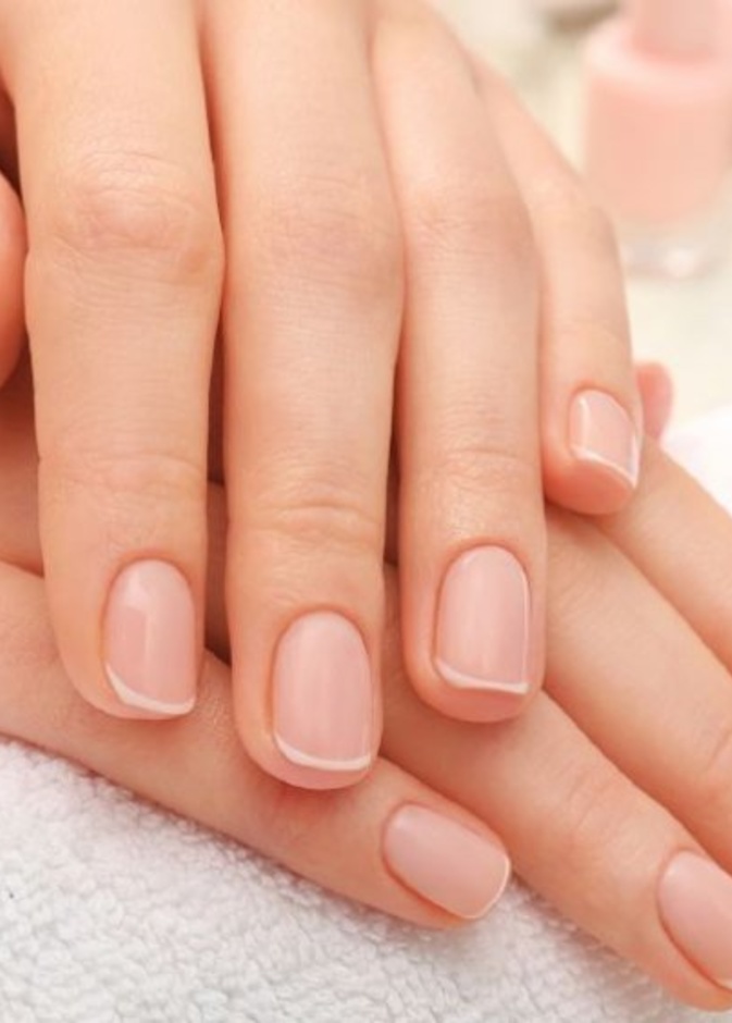 قومي بأكل أطعمة مغذية لتجنب ظهور البقع البيضاء على أظافرك.