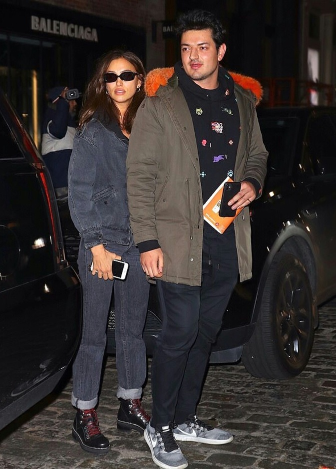 ايرينا شايك برفقة رجل غامض 