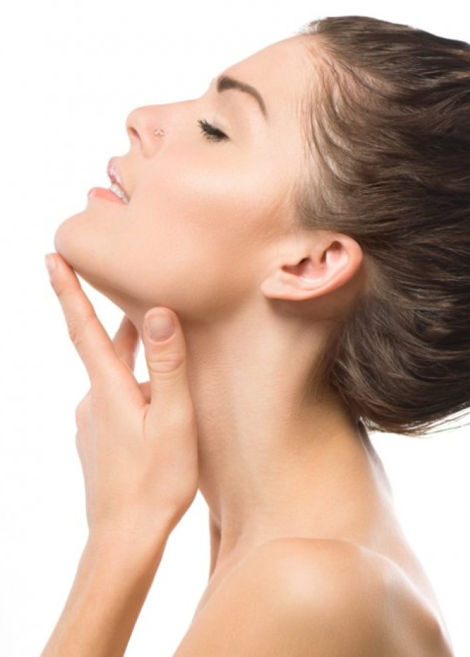 قومي بتمارين طبيعية لإزالة الذقن المزدوجة