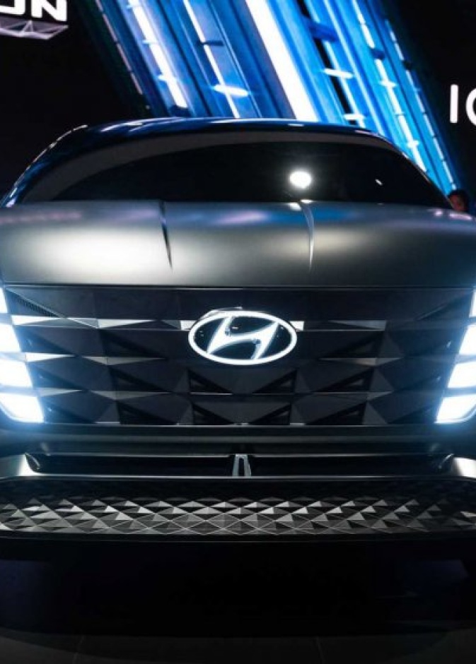 جاءت الأبعاد التصميمية جديدة بالكامل وتتضمن هيكل منتفخ وخطوط حادة وبارزة