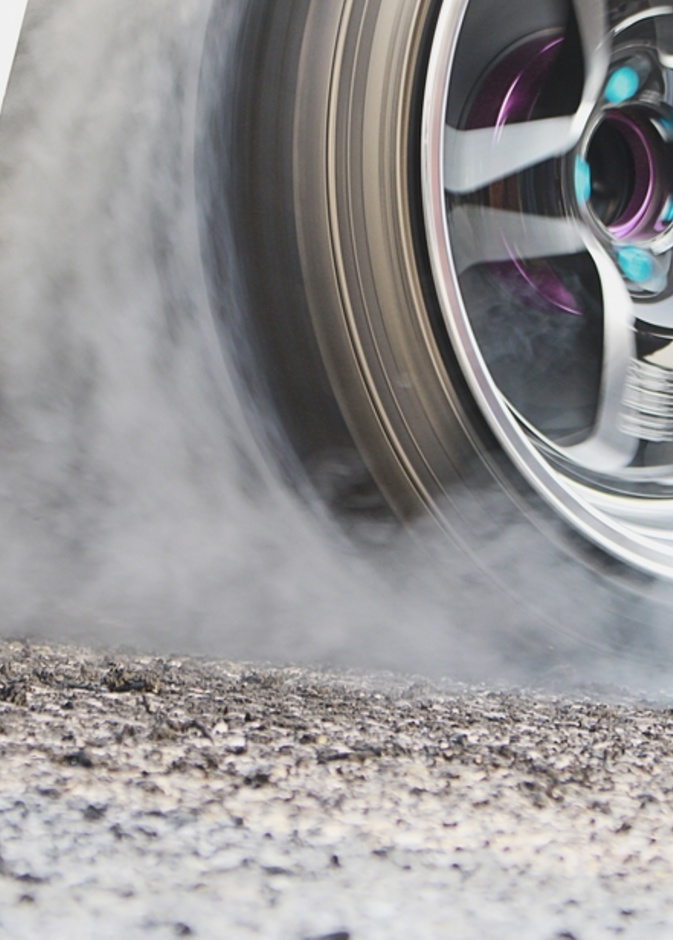 أضرار احتكاك السيارة بالرصيف على الإطارات