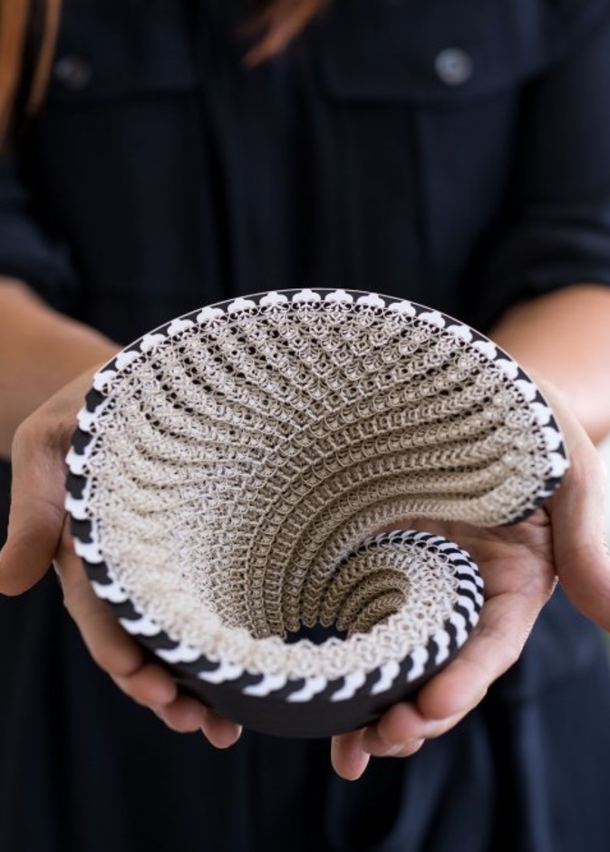 استخدمت جوليا الورق لإبداع 4 أوعية تعرض فكرة التناقض والتعاون