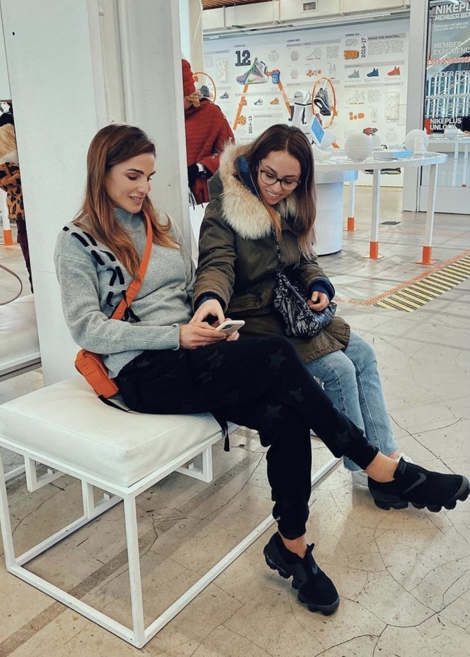 الملكة رانيا تشارك متابعيها صورة عفوية برفقة ابنتها الأميرة إيمان