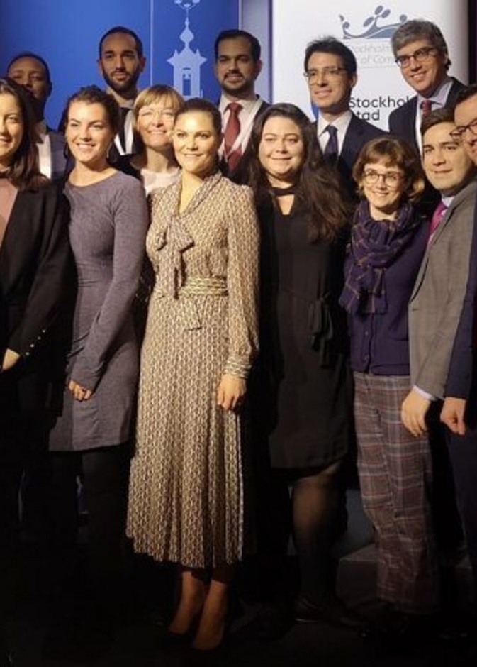 استقبال الأميرة فيكتوريا لحظة وصولها لمكان انعقاد اجتماع اللجنة الثلاثية عالم الاقتصاد الشهير والرئيس الأوروبي