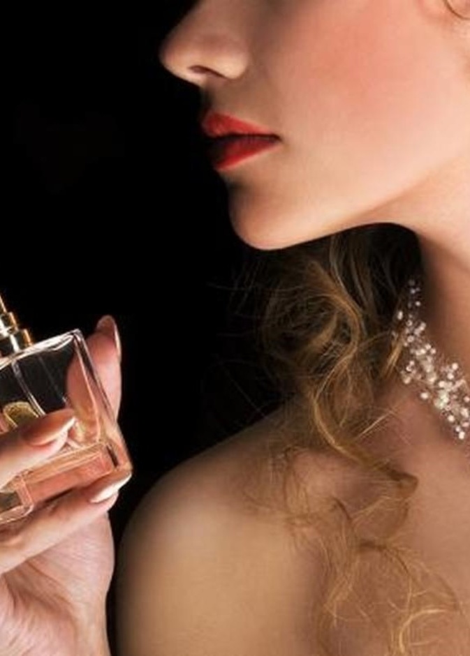 تعرفي على كيفية تثبيت رائحة العطر في الجسم