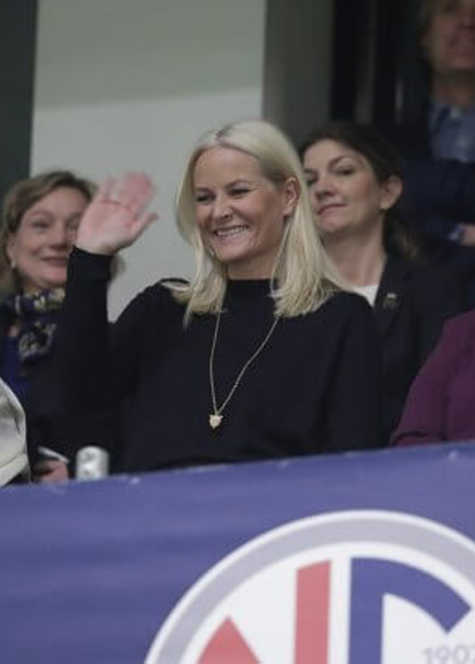 الملكة سونيا والأميرة ميت ماريت في نهائي كأس النرويج لكرة القدم للسيدات