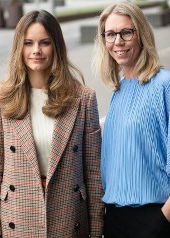 الأميرة صوفيا ظهرت في المؤتمر بإطلالة شتوية أنيقة وكانت ترتدي معطف طويل أنيق من ماركة 2ndDay