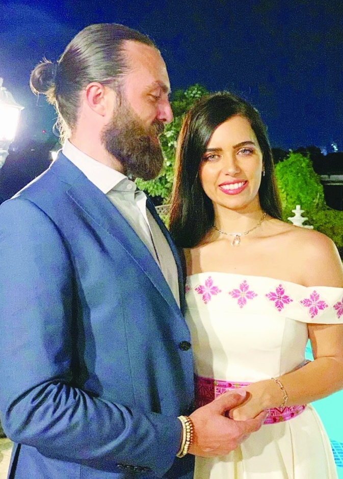 شوقت عزة زعرور متابعيها بخبر الخطوبة