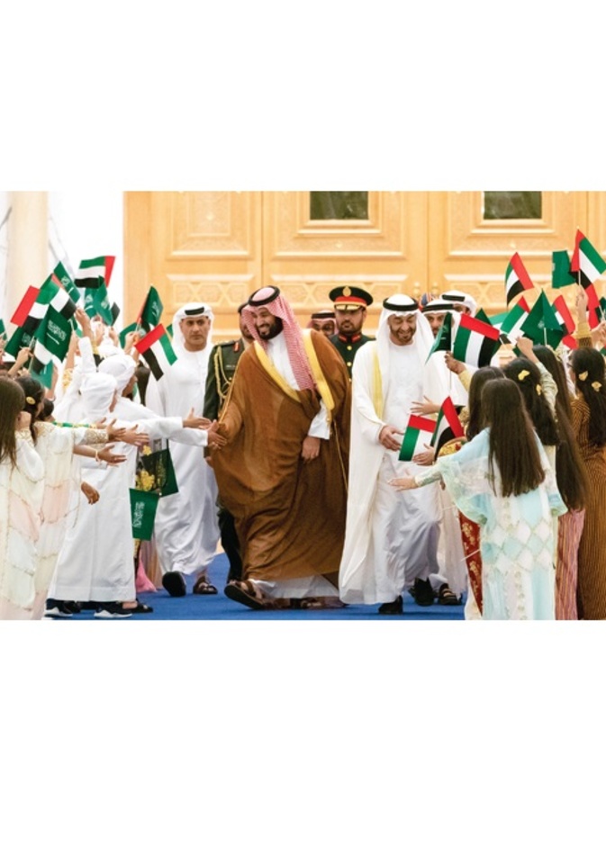 صورة عفوية تجمع الأمير محمد بن سلمان مع الشيخ محمد بن زايد في الإمارات