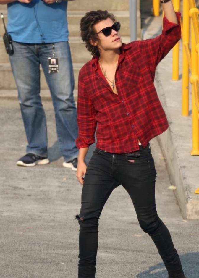 اختار هاري قميص أسود مزين برسومات شبابية باطلالة كاملة بالأسود 