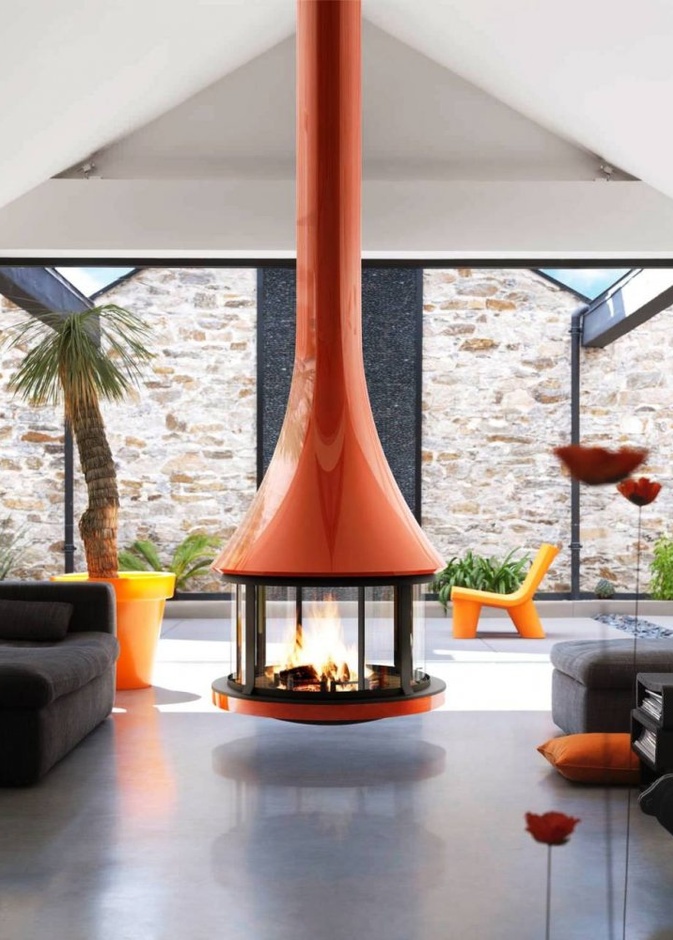 المدفأة مع التلفاز في جدار غرفة المعيشة