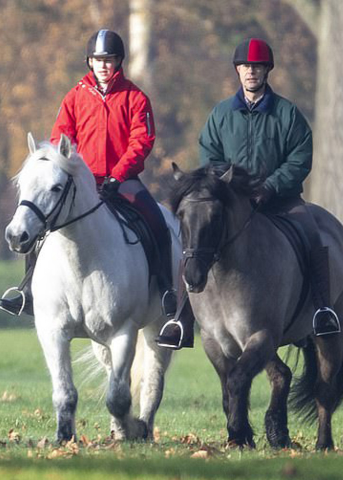 الأمير إدوارد وابنته لويز وندسور في جولة على ظهر الخيول