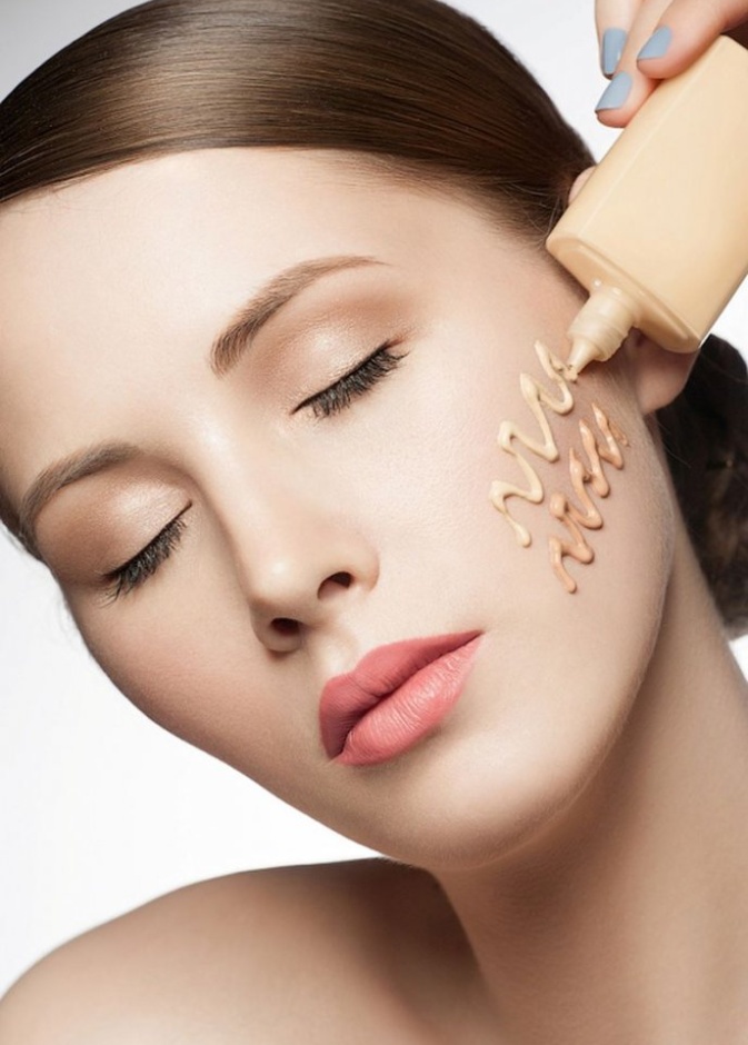 الفرق بين الكونسيلر السائل والكريمي والبشرة المناسبة لكل منهما