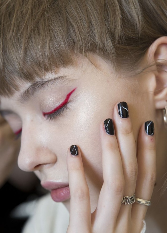 الوان سوداء من طلاء الاظافر تجعلها تبدو اطولعلى خطى عارضات Proenza Schouler