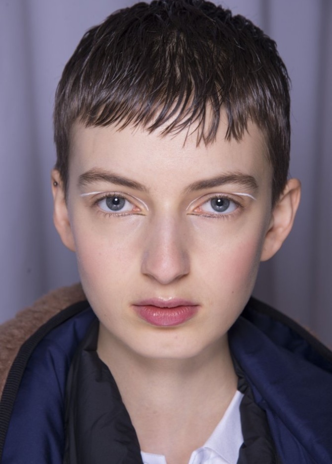 رسمة عيون القطة بالكحل الأسود العريض