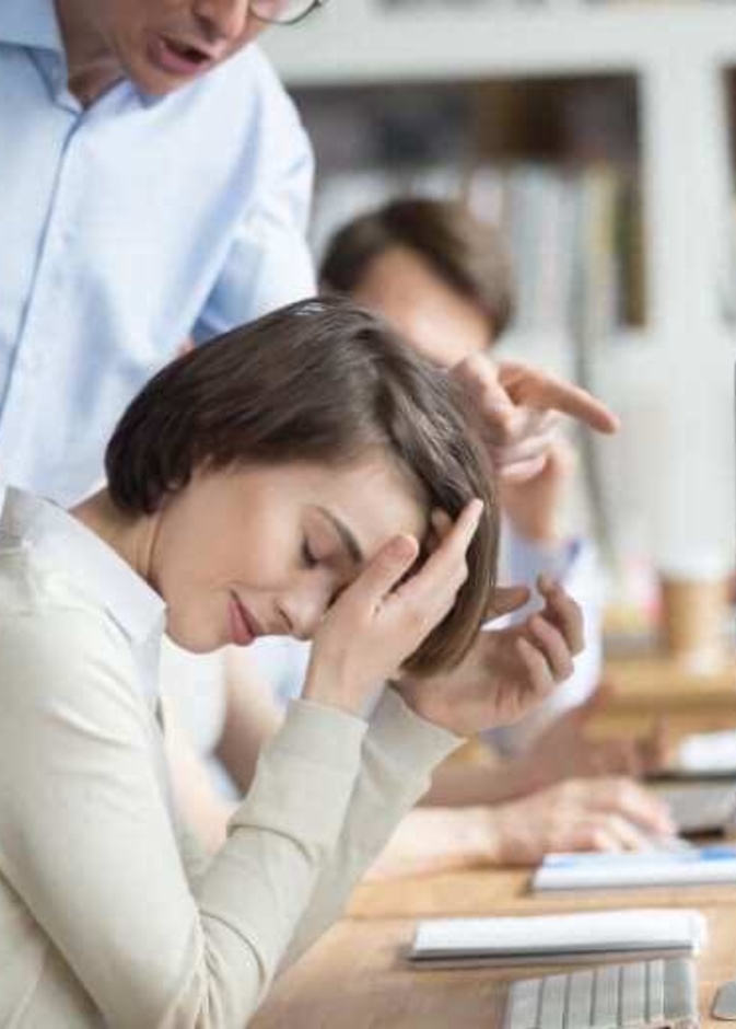 اضرار بيئة العمل السيئة على نفسية المرأة