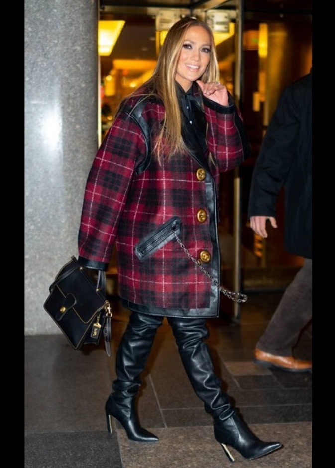 إطلالة أنيقة تألقت بها جينيفر لوبيز في نيويورك 