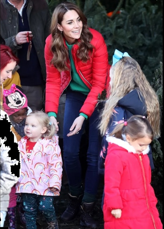 صورة ظريفة تجمع كيت ميدلتون بمجموعة من الأطفال في زيارة خيرية أمس 