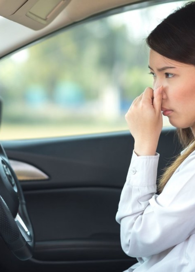 اسباب انتشار رائحة العادم داخل السيارة