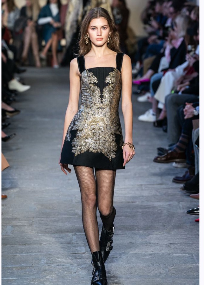  فستان أسود قصير من Balmain