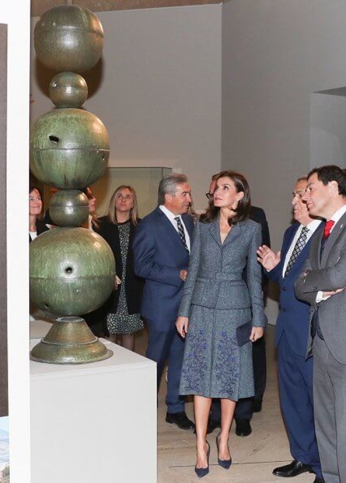  الملكة ليتيزيا تتألق بتصميم فيليب فاريلا