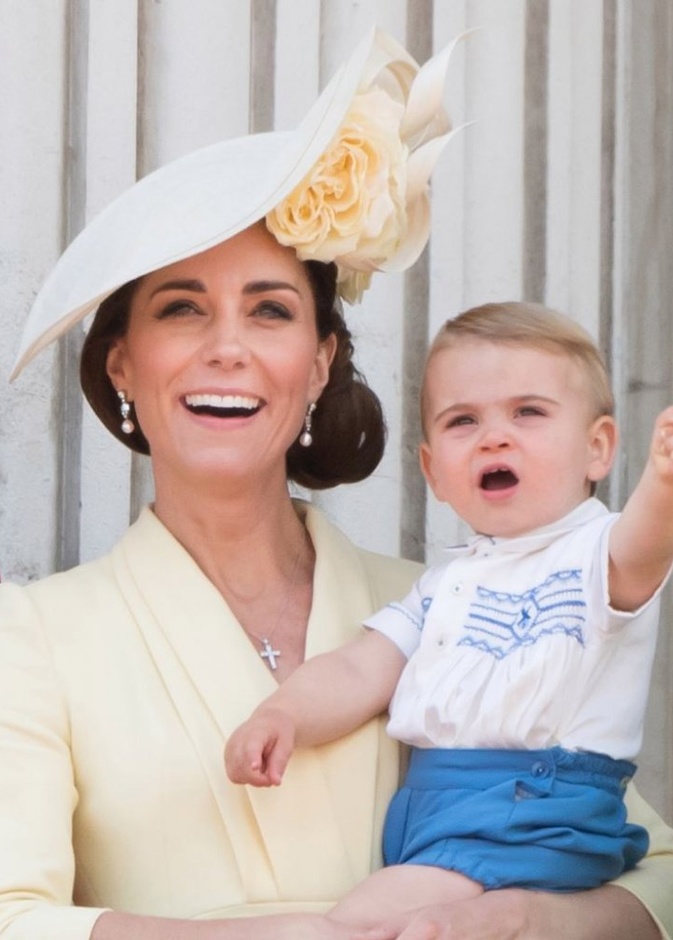 كيت ميدلتون في حدائق قصر كنسينغتون بصحبة الأمير لويس