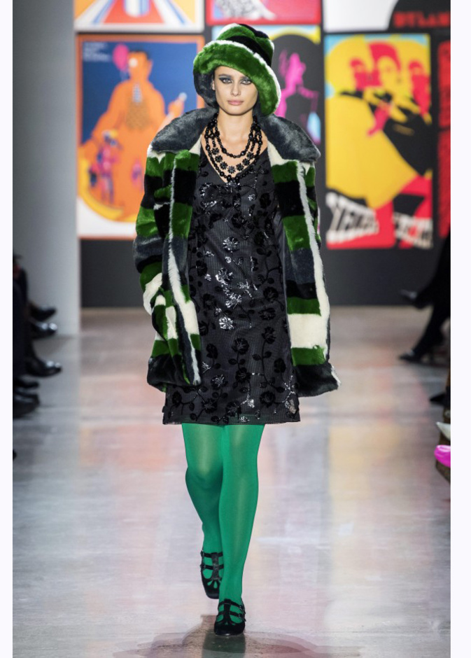 صيحة الجوارب الطويلة الخضراء آخر موضة في شتاء 2020 من دار Anna Sui