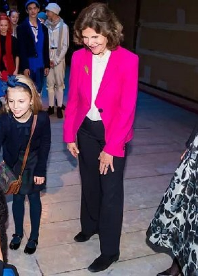 العائلة المالكة السويدية تحضر عرض كسارة البندق في دار الأوبرا الملكية