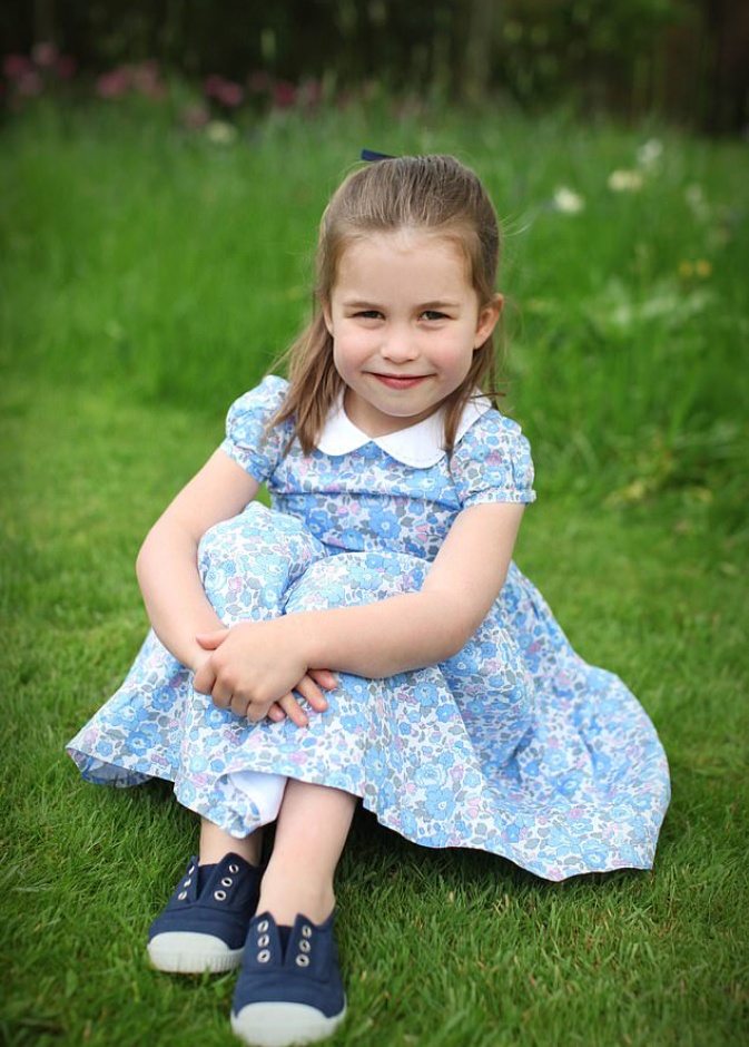 ملكة بريطانيا تهوى الخيول منذ الصغر