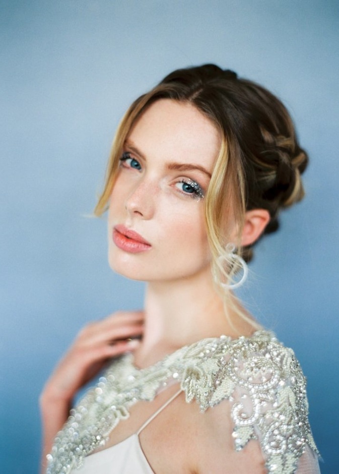 ابرز صيحات مكياج عيون جليتر بتدرجات ذهبية لعروس شتاء2020