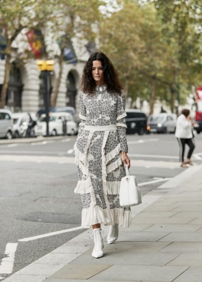 حقيبة يد باللون الأبيض منBalenciaga