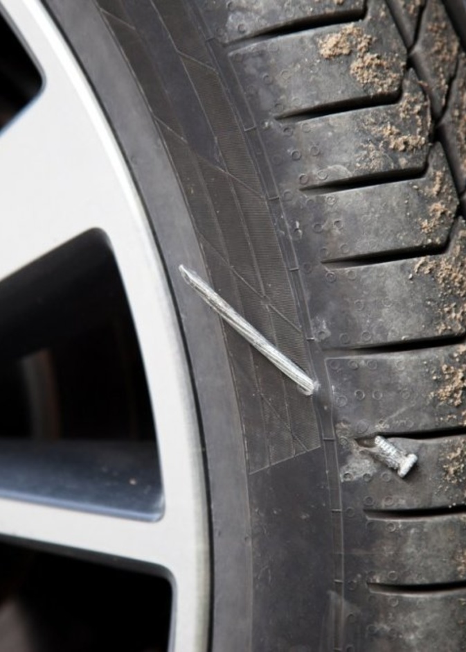 كيفية التصرف عند دخول مسمار في إطار السيارة