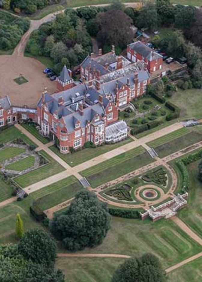 إيرل وكونتيسة وسكس يستضيفان احتفالية مبكرة بمناسبة نهاية العام