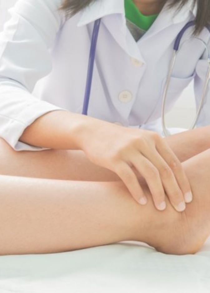 اسباب تورم القدمين في الحمل وطرق علاجها