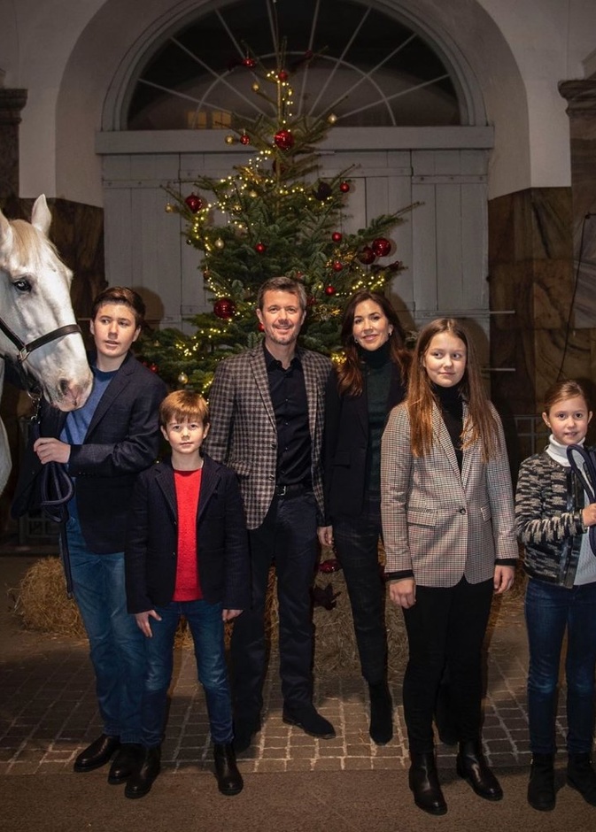 عائلة ولي عهد الدنمارك تشارك في فاعلية لتزيين الأشجار قبل رأس السنة