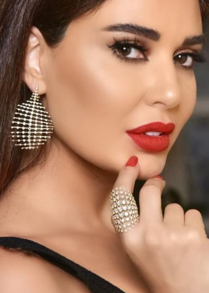 بلقيس تختار درجات الروج الاحمر المخملي والمات