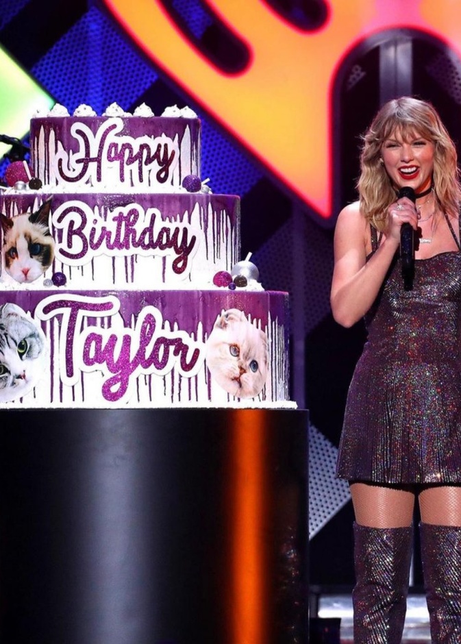 تفاجئت تايلور سويفت بكيكة كبيرة على المسرح بمناسبة عيد ميلادها خلال حفل Jingle Ball في نيويورك