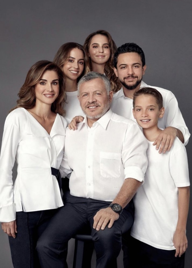 نشرت الملكة رانيا العبد الله صورة برفقة العائلة الملكية بمناسبة اقتراب نهاية العام