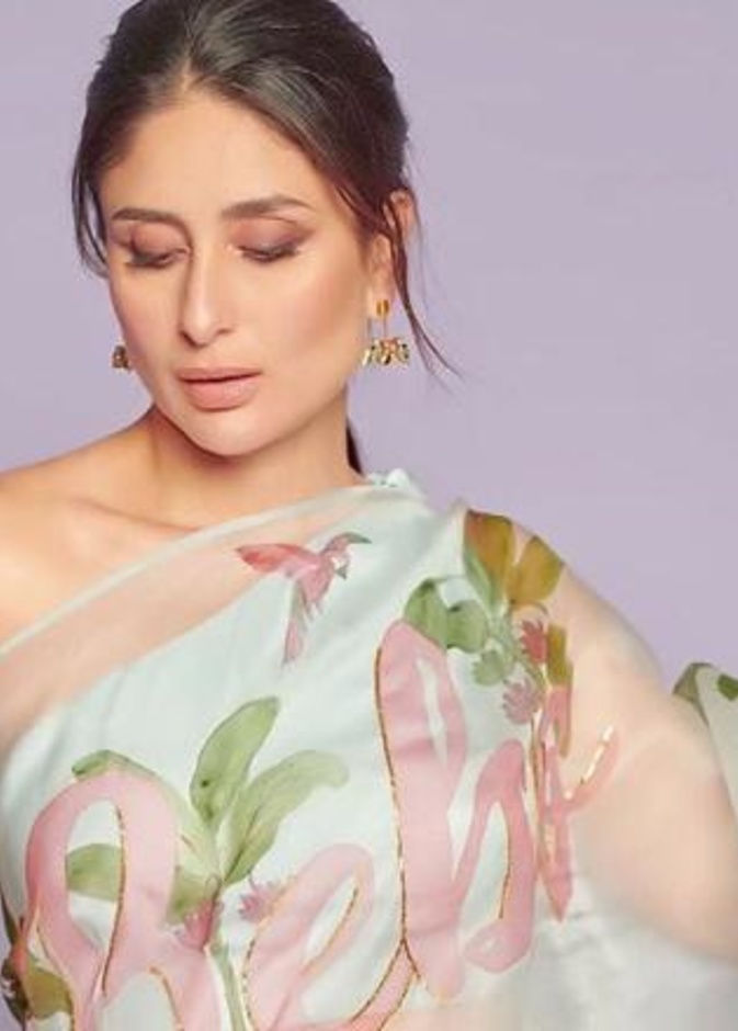 كارينا كابور تضطر للتزين في المطار للحاق بحفل خطبة أحد أقاربها